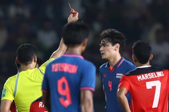 Sau lời giã từ đội tuyển gây sốc, trung vệ Thái Lan ném huy chương SEA Games lên khán đài - Ảnh 1.