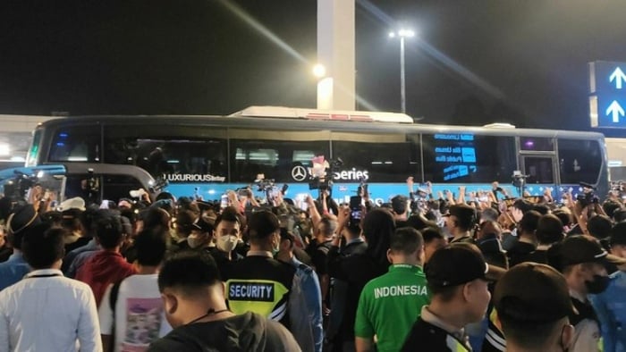 Cổ động viên đổ ra đường ăn mừng vô địch SEA Games, vây kín xe chở U22 Indonesia - Ảnh 1.