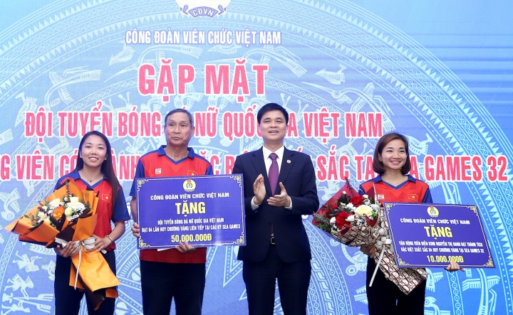 Nguyễn Thị Oanh và tuyển nữ Việt Nam nhận thêm phần thưởng sau SEA Games 32 - Ảnh 1.