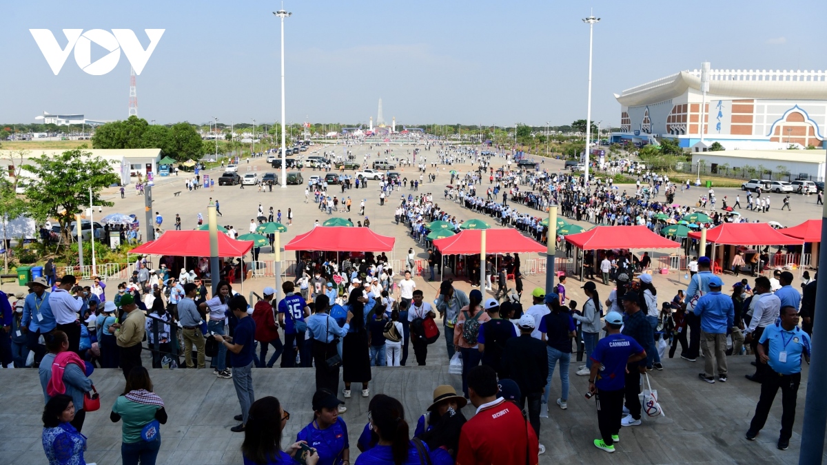 CĐV Campuchia đội nắng xếp hàng lấy vé xem lễ khai mạc SEA Games 32 - Ảnh 2.