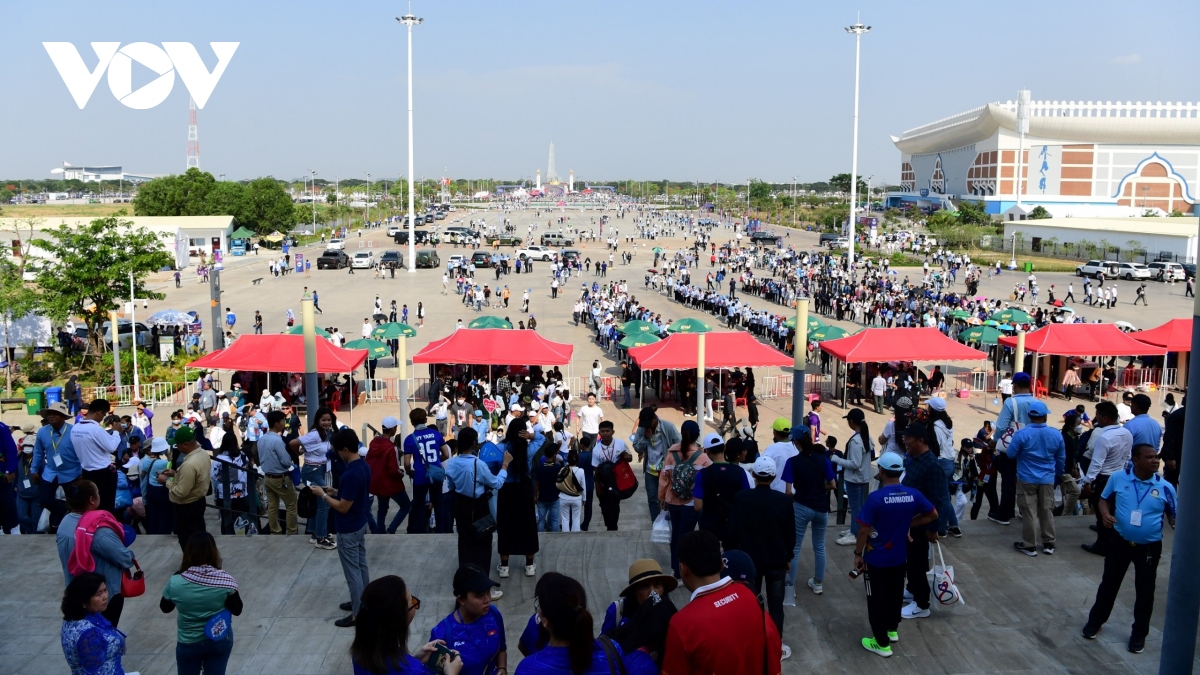 CĐV Campuchia &quot;đội nắng&quot; xếp hàng lấy vé xem lễ khai mạc SEA Games 32 - Ảnh 2.