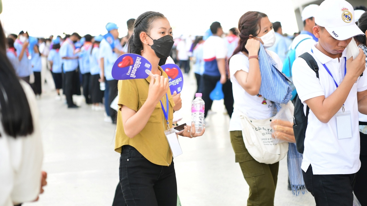CĐV Campuchia đội nắng xếp hàng lấy vé xem lễ khai mạc SEA Games 32 - Ảnh 1.