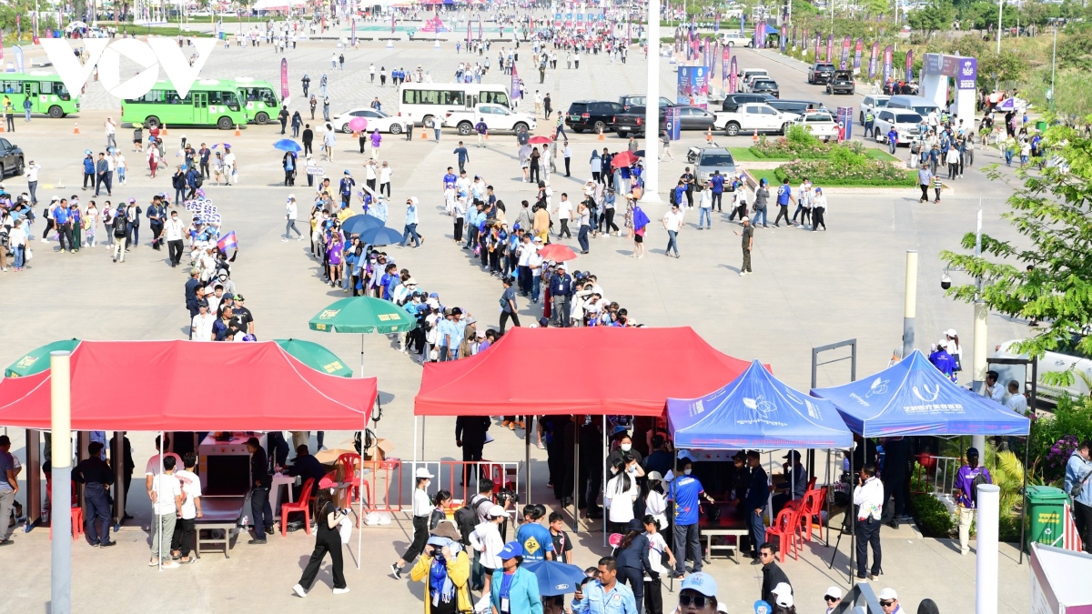 CĐV Campuchia &quot;đội nắng&quot; xếp hàng lấy vé xem lễ khai mạc SEA Games 32 - Ảnh 4.