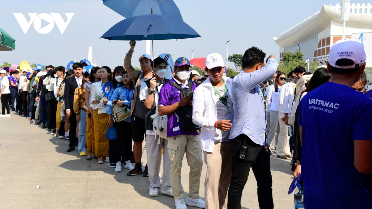 CĐV Campuchia &quot;đội nắng&quot; xếp hàng lấy vé xem lễ khai mạc SEA Games 32 - Ảnh 5.