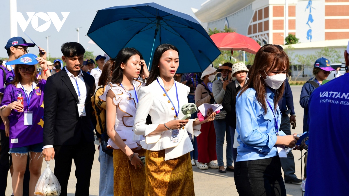 CĐV Campuchia &quot;đội nắng&quot; xếp hàng lấy vé xem lễ khai mạc SEA Games 32 - Ảnh 6.
