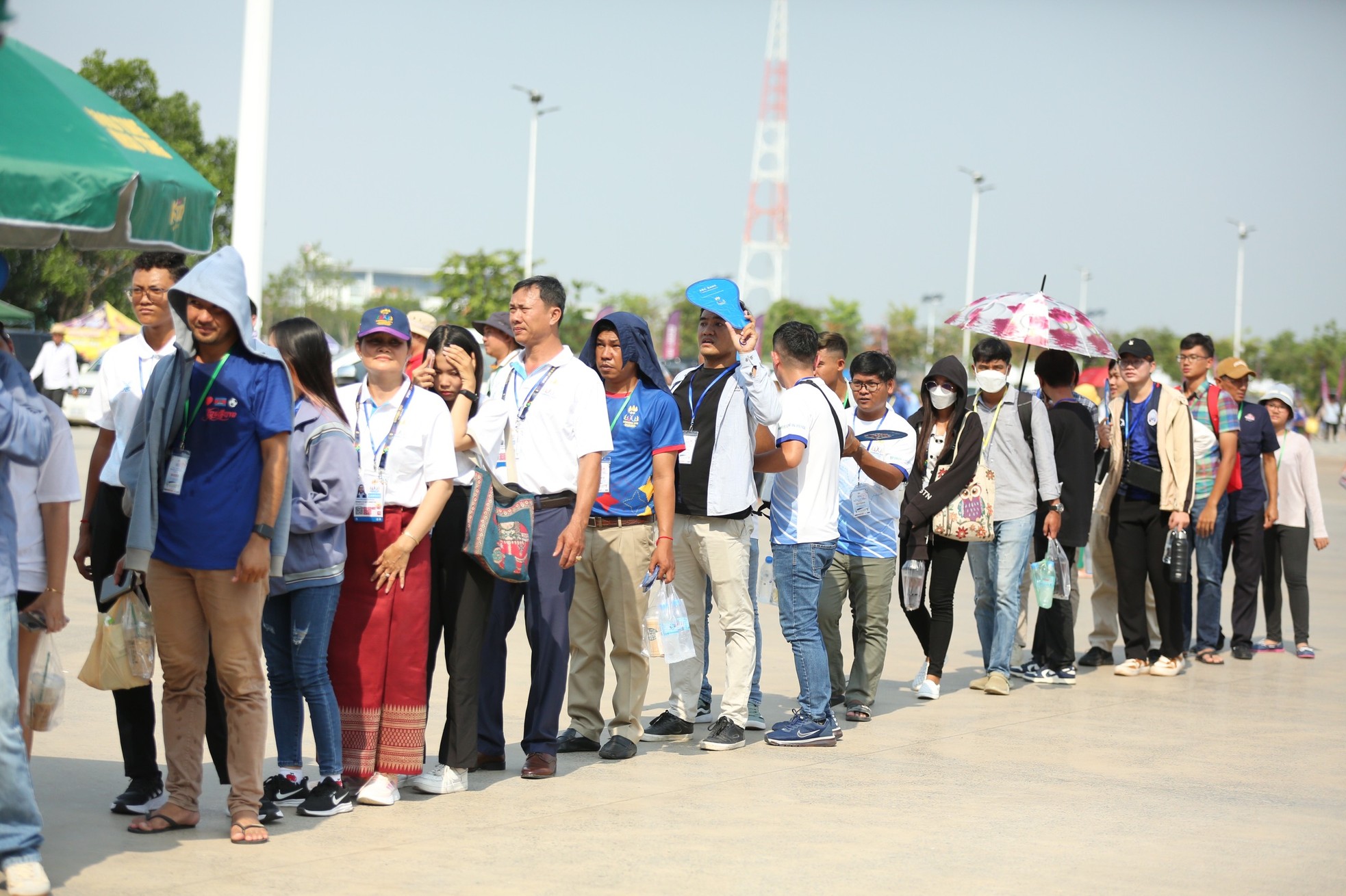 Kẹt xe hàng km, người Campuchia vẫn đội nắng đi xem khai mạc SEA Games 32 - Ảnh 7.