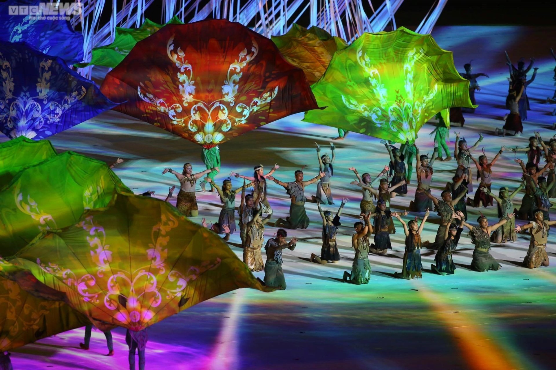 Khai mạc SEA Games 32 rực rỡ sắc màu, đẳng cấp Olympic - Ảnh 4.