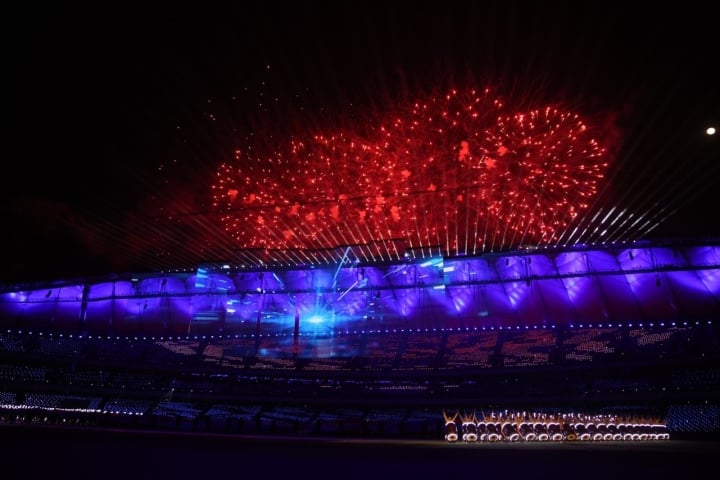 VĐV Campuchia bay lên thắp đài lửa cực chất, pháo hoa rực rỡ khai mạc SEA Games - Ảnh 2.