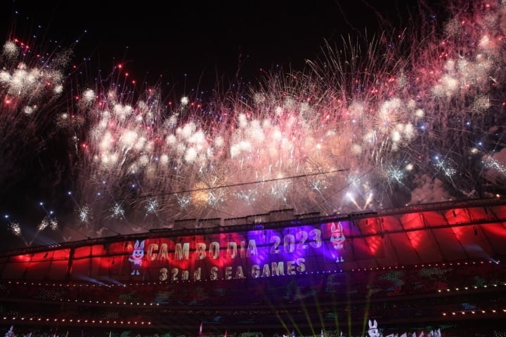 VĐV Campuchia bay lên thắp đài lửa cực chất, pháo hoa rực rỡ khai mạc SEA Games - Ảnh 3.