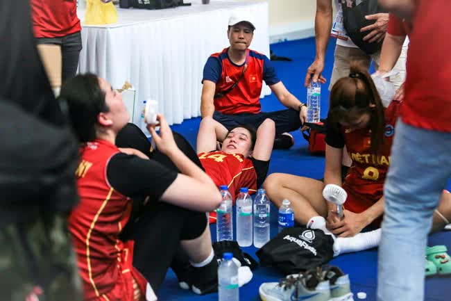 Cặp song sinh Việt kiều vỡ òa cảm xúc khi bóng rổ Việt Nam tạo địa chấn trước Thái Lan, trả món nợ từ SEA Games 31 - Ảnh 12.