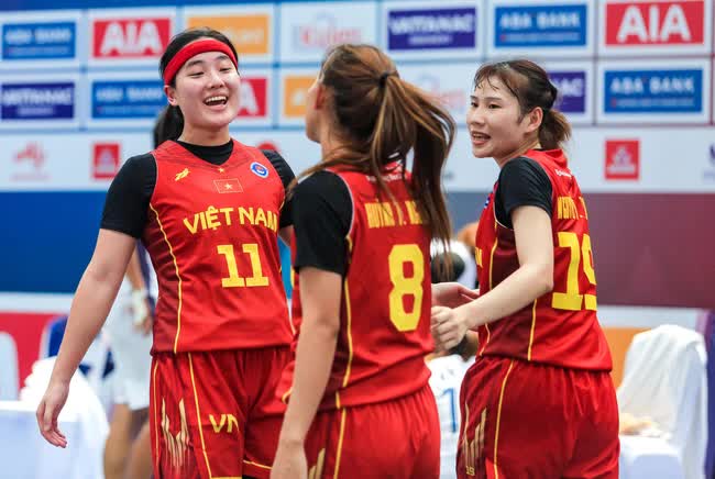Cặp song sinh Việt kiều vỡ òa cảm xúc khi bóng rổ Việt Nam tạo địa chấn trước Thái Lan, trả món nợ từ SEA Games 31 - Ảnh 1.