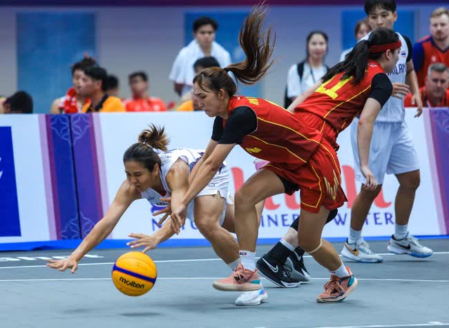 Cặp song sinh Việt kiều vỡ òa cảm xúc khi bóng rổ Việt Nam tạo địa chấn trước Thái Lan, trả món nợ từ SEA Games 31 - Ảnh 7.