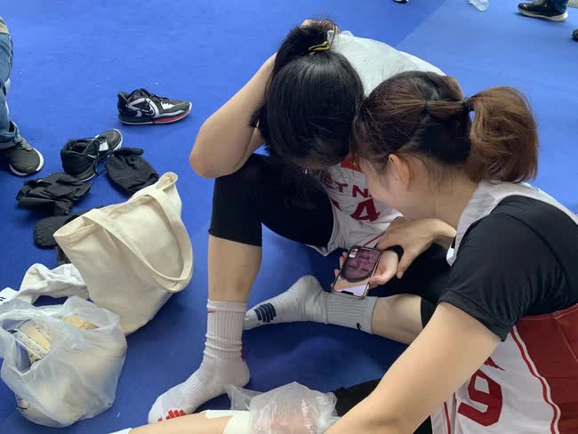 VĐV Việt kiều ôm bố khóc, gọi điện cho mẹ ở Mỹ ăn mừng khi tuyển bóng rổ nữ Việt Nam giành HCV SEA Games 32 - Ảnh 3.