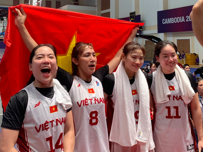 VĐV Việt kiều ôm bố khóc, gọi điện cho mẹ ở Mỹ ăn mừng khi tuyển bóng rổ nữ Việt Nam giành HCV SEA Games 32 - Ảnh 2.