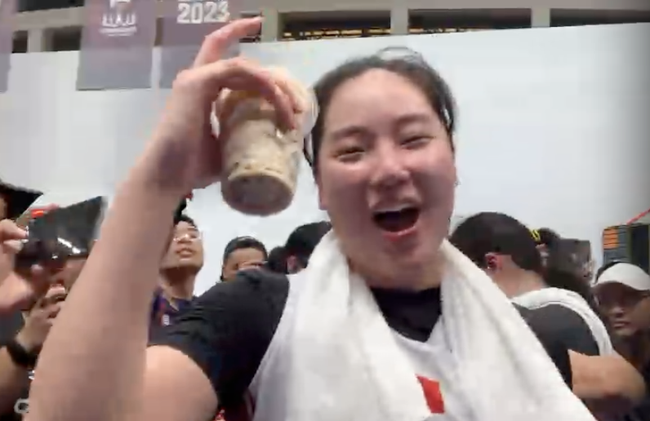 Niềm hạnh phúc giản đơn của ĐT bóng rổ nữ Việt Nam: Vui mừng vì được thưởng trà sữa, thoa son, đeo khuyên tai lên nhận huy chương vàng SEA Games 32 - Ảnh 2.
