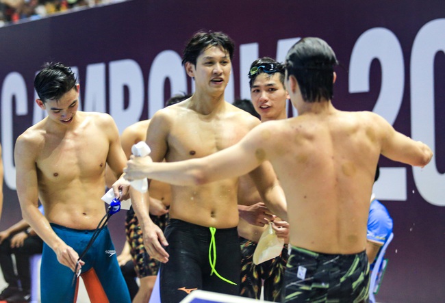 Dàn hotboy 6 múi đội tuyển bơi thi đấu xuất thần giành HCV SEA Games 32 - Ảnh 11.