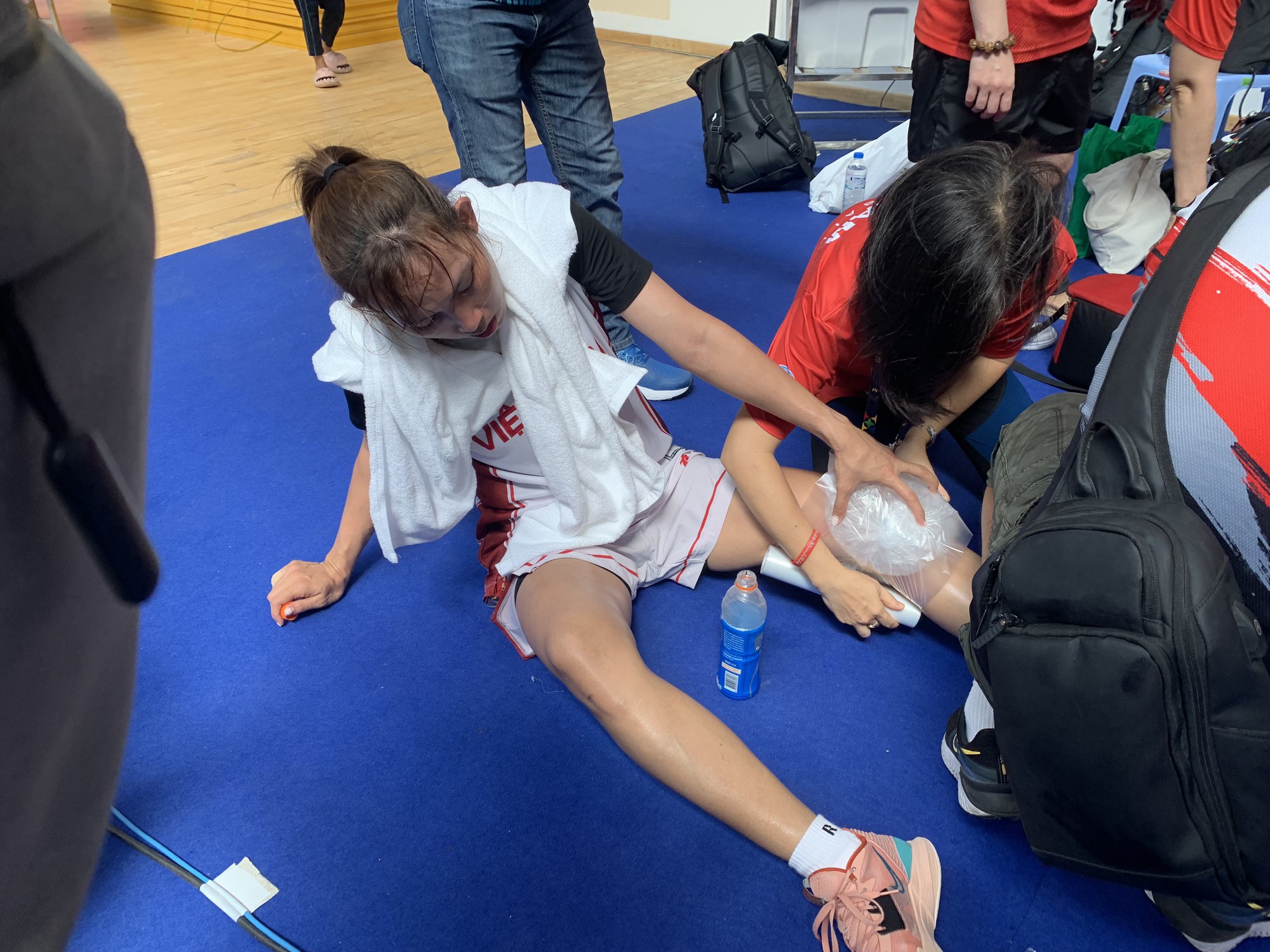 Nữ VĐV bóng rổ Việt Nam cắn răng thi đấu tại SEA Games dù chấn thương, tạo ra thành tích nức lòng người hâm mộ - Ảnh 3.