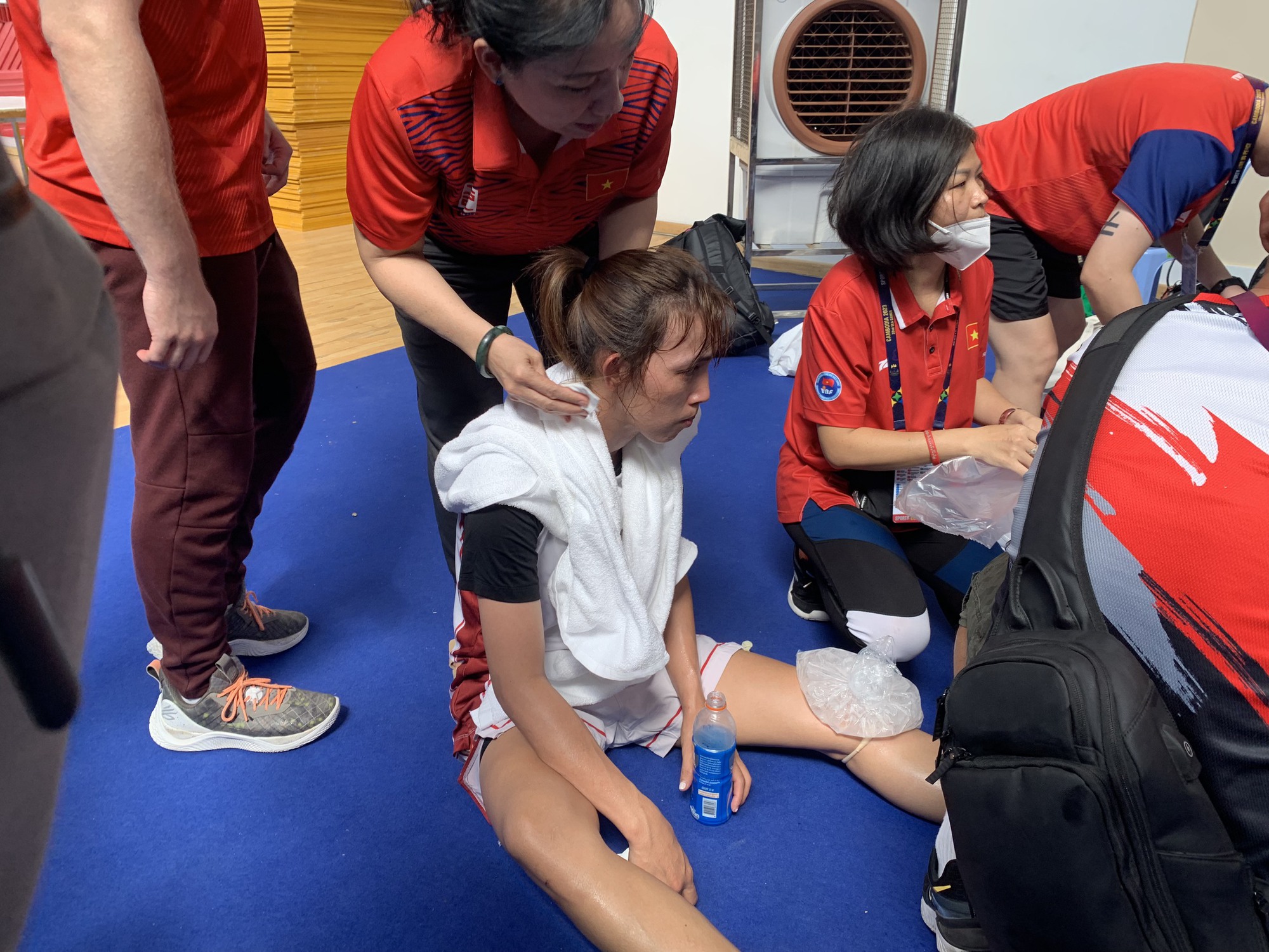 Nữ VĐV bóng rổ Việt Nam cắn răng thi đấu tại SEA Games dù chấn thương, tạo ra thành tích nức lòng người hâm mộ - Ảnh 2.
