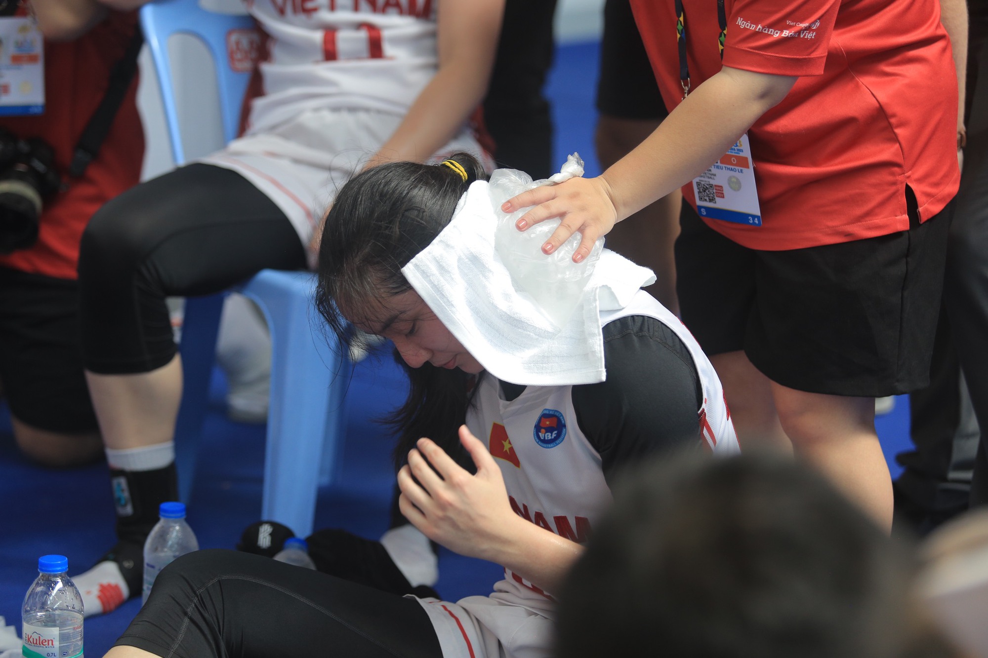 Nữ VĐV bóng rổ Việt Nam cắn răng thi đấu tại SEA Games dù chấn thương, tạo ra thành tích nức lòng người hâm mộ - Ảnh 8.