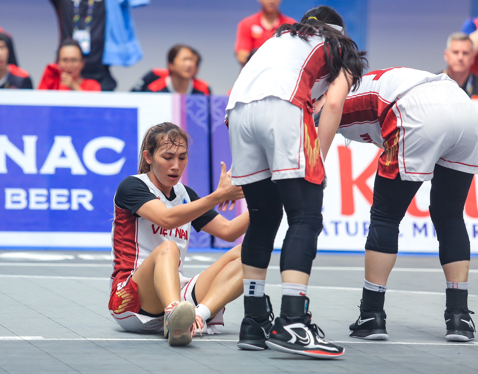 Nữ VĐV bóng rổ Việt Nam cắn răng thi đấu tại SEA Games dù chấn thương, tạo ra thành tích nức lòng người hâm mộ - Ảnh 1.