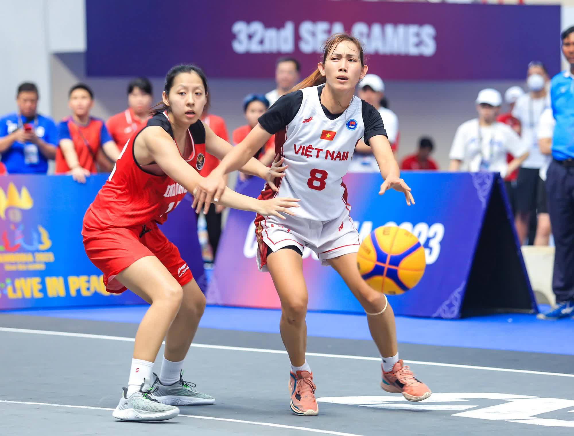 Nữ VĐV bóng rổ Việt Nam cắn răng thi đấu tại SEA Games dù chấn thương, tạo ra thành tích nức lòng người hâm mộ - Ảnh 9.