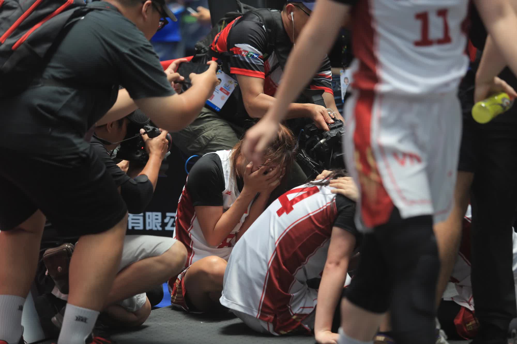 Đội tuyển bóng rổ nữ bật khóc nức nở, vỡ òa với tấm HCV lịch sử tại SEA Games - Ảnh 4.