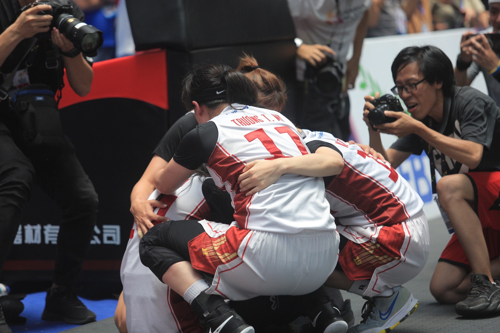 Đội tuyển bóng rổ nữ bật khóc nức nở, vỡ òa với tấm HCV lịch sử tại SEA Games - Ảnh 1.