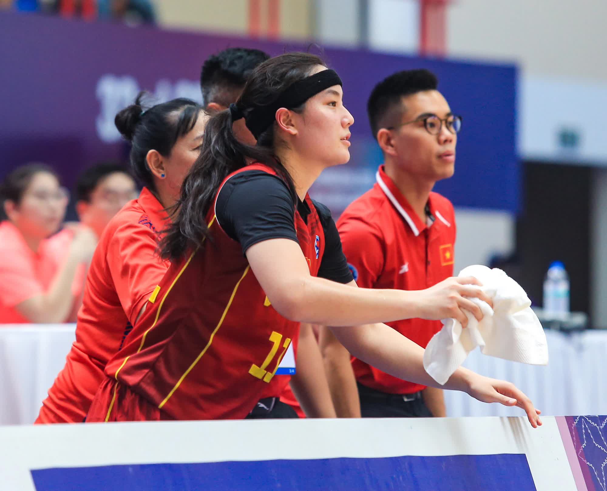 Nữ VĐV bóng rổ Việt Nam đổ máu trên sân đấu SEA Games, vẫn nỗ lực hết mình để ghi điểm  - Ảnh 4.
