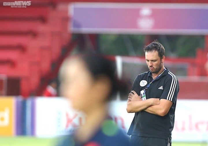 Thắng tuyển bóng đá nữ Việt Nam, cầu thủ Philippines vẫn khóc hết nước mắt - Ảnh 12.