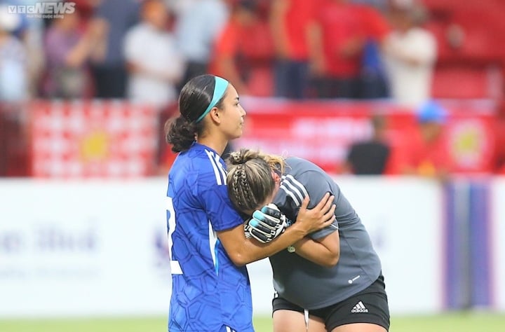 Thắng tuyển bóng đá nữ Việt Nam, cầu thủ Philippines vẫn khóc hết nước mắt - Ảnh 10.