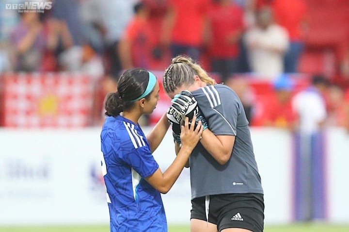 Thắng tuyển bóng đá nữ Việt Nam, cầu thủ Philippines vẫn khóc hết nước mắt - Ảnh 9.