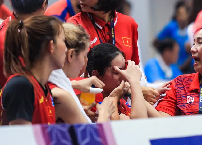 Hot girl bóng rổ Trương Thảo Vy ngã đập đầu xuống sàn vẫn xin tiếp tục thi đấu cho bóng rổ nữ Việt Nam - Ảnh 13.