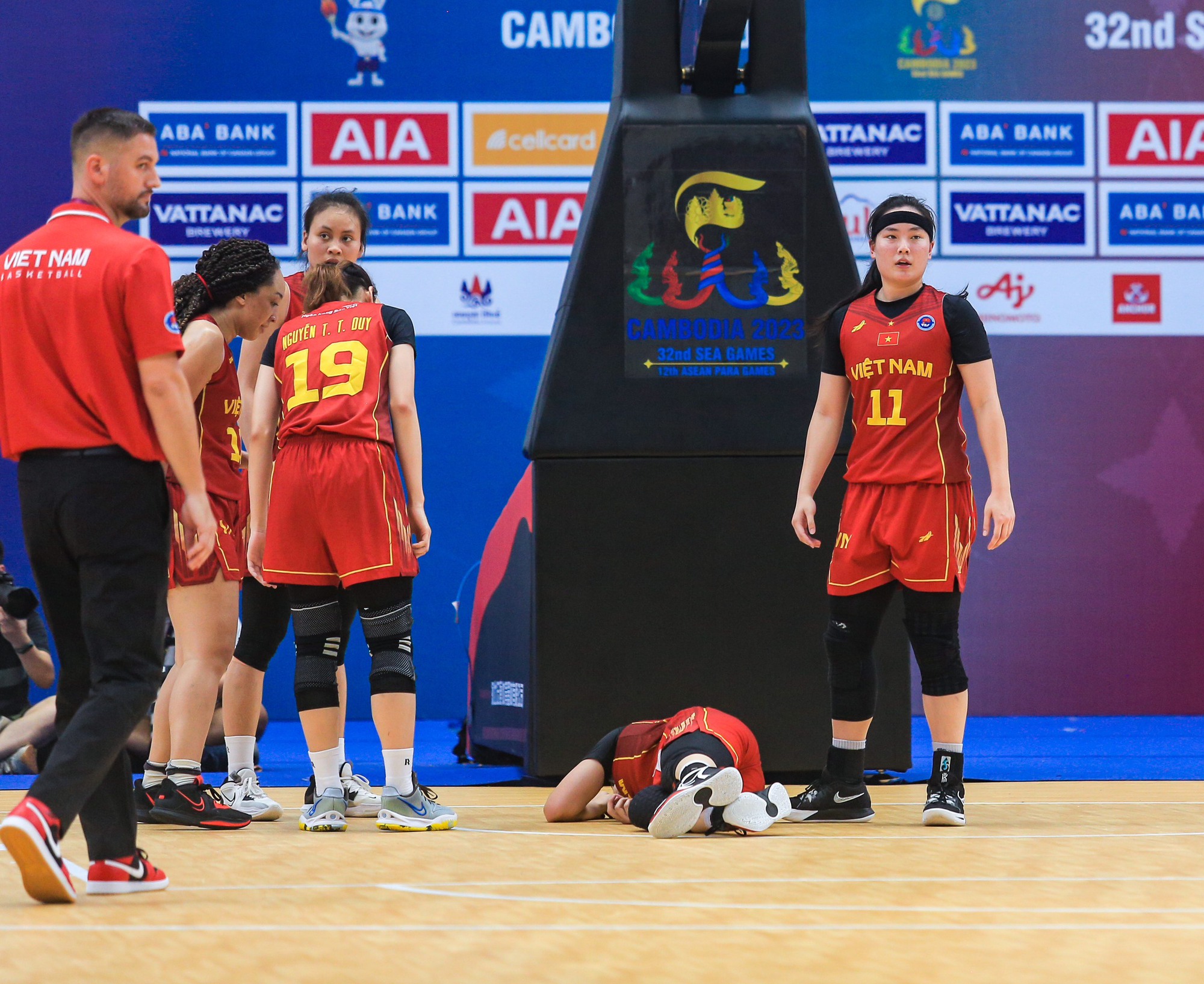 Hot girl bóng rổ Trương Thảo Vy ngã đập đầu xuống sàn vẫn xin tiếp tục thi đấu cho bóng rổ nữ Việt Nam - Ảnh 4.