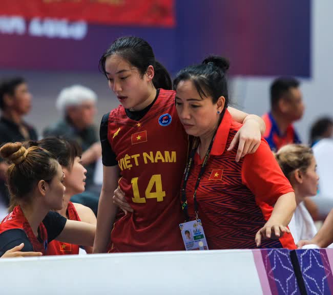 Hot girl bóng rổ Trương Thảo Vy ngã đập đầu xuống sàn vẫn xin tiếp tục thi đấu cho bóng rổ nữ Việt Nam - Ảnh 12.