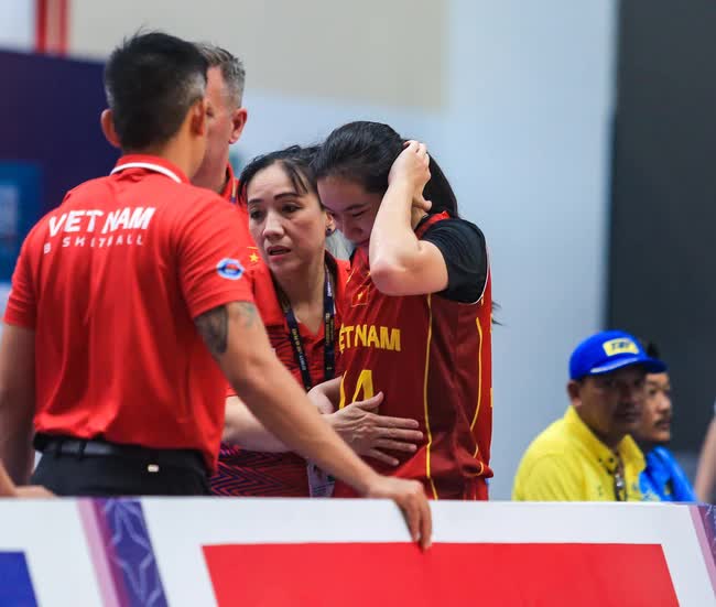 Hot girl bóng rổ Trương Thảo Vy ngã đập đầu xuống sàn vẫn xin tiếp tục thi đấu cho bóng rổ nữ Việt Nam - Ảnh 11.