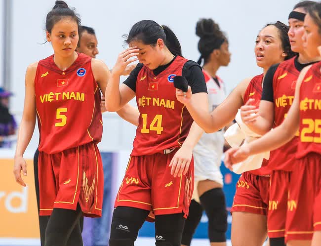 Hot girl bóng rổ Trương Thảo Vy ngã đập đầu xuống sàn vẫn xin tiếp tục thi đấu cho bóng rổ nữ Việt Nam - Ảnh 10.