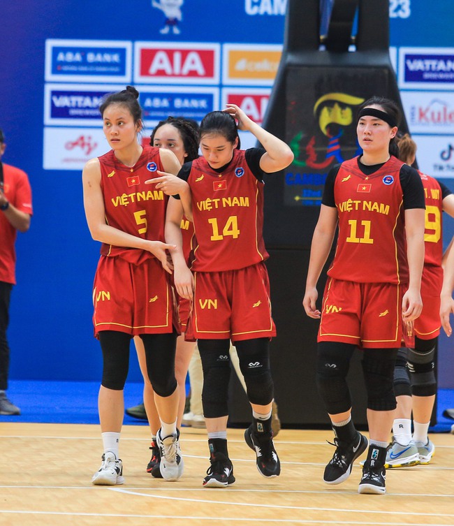 Hot girl bóng rổ Trương Thảo Vy ngã đập đầu xuống sàn vẫn xin tiếp tục thi đấu cho bóng rổ nữ Việt Nam - Ảnh 9.