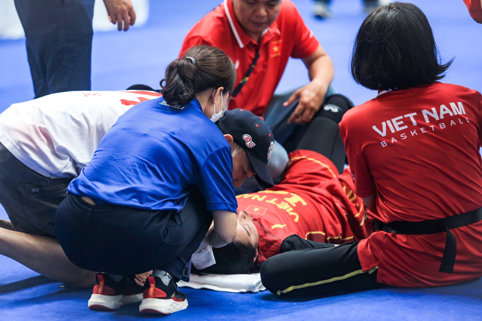 Hot girl bóng rổ Trương Thảo Vy ngã đập đầu xuống sàn vẫn xin tiếp tục thi đấu cho bóng rổ nữ Việt Nam - Ảnh 7.