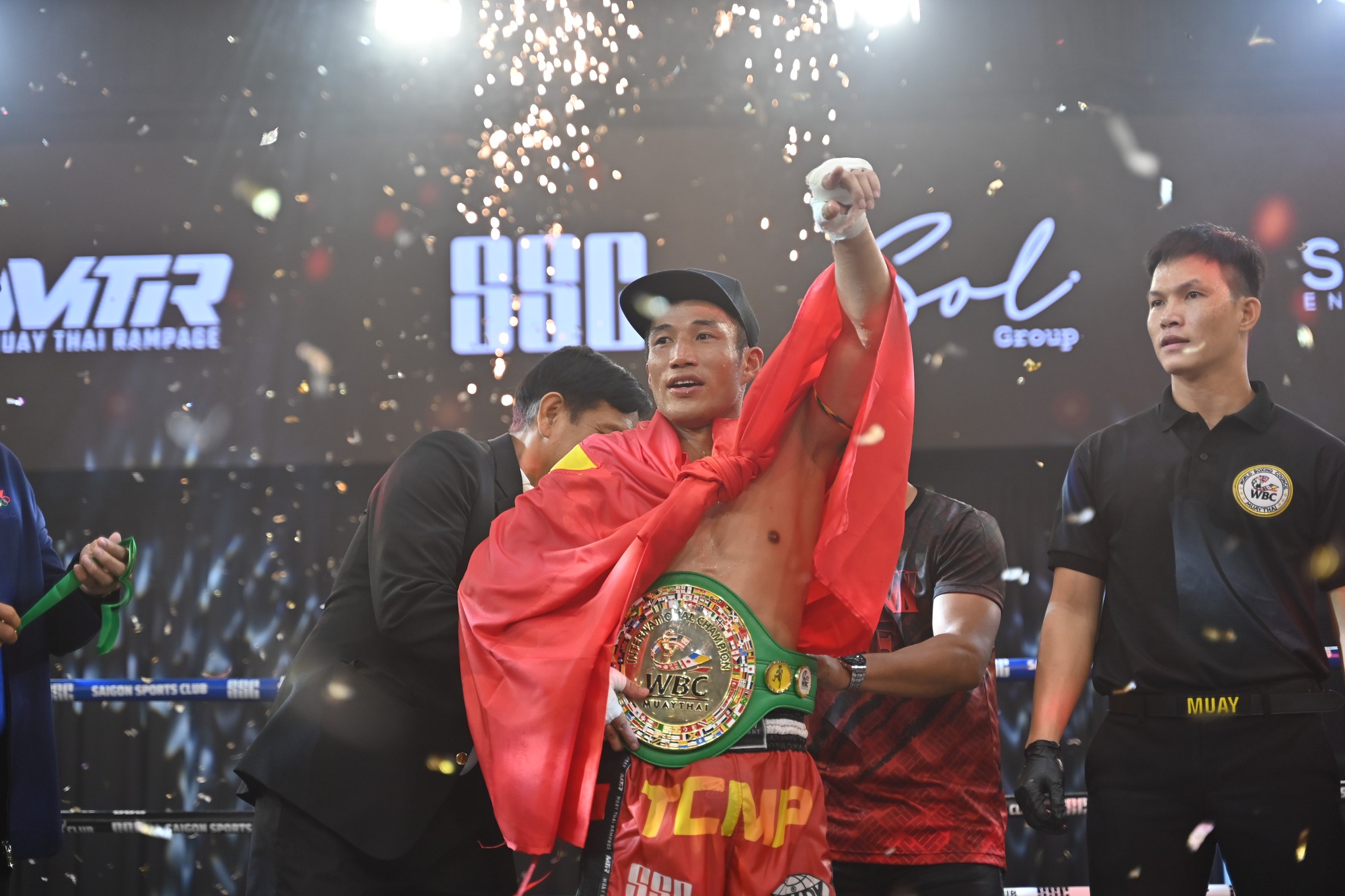 Tung đòn mãn nhãn hạ gục đối thủ Thái Lan, võ sĩ Việt Nam giành đai WBC quốc tế  - Ảnh 4.