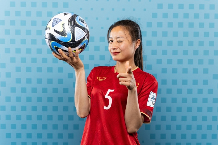 Ngắm Thanh Nhã, Hoàng Loan 'đốn tim' dân mạng trên bộ ảnh cực xinh của FIFA - Ảnh 8.