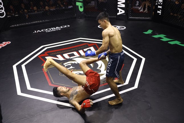 Trần Ngọc Lượng đánh bại đệ tử Johnny Trí Nguyễn trên sàn MMA Lion Championship 07 - Ảnh 1.