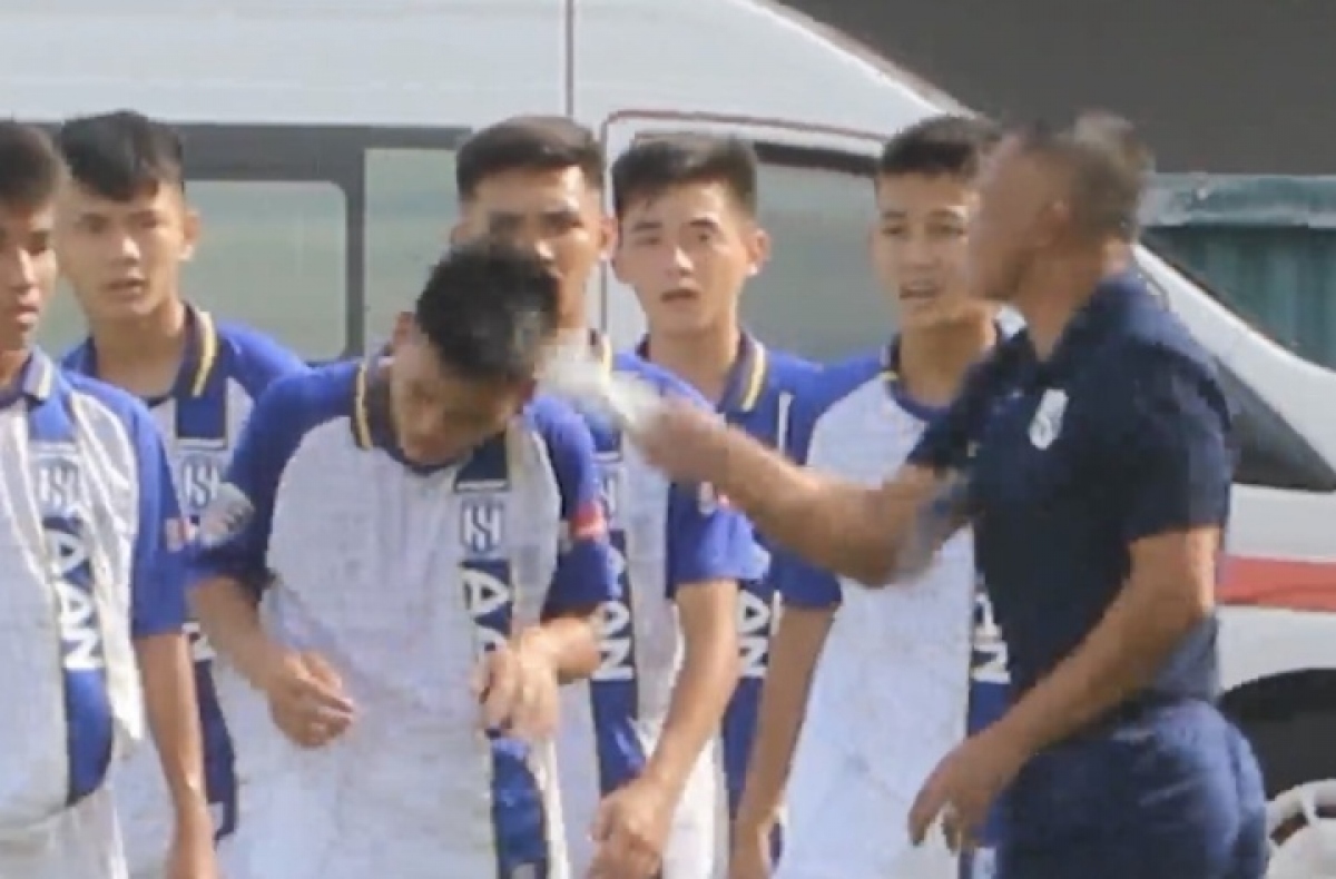 Cầu thủ U15 SLNA viết tâm thư xin lỗi HLV Ngô Quang Trường - Ảnh 1.