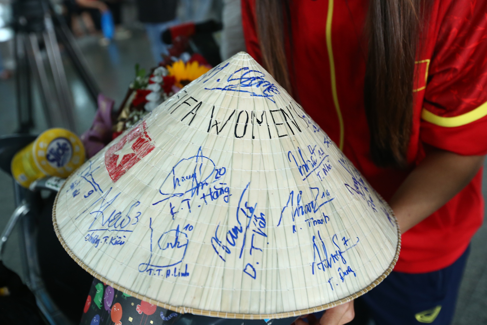 CĐV hô vang hai chữ &quot;Việt Nam&quot;khi đón tuyển nữ trở về sau hành trình World Cup 2023 - Ảnh 10.