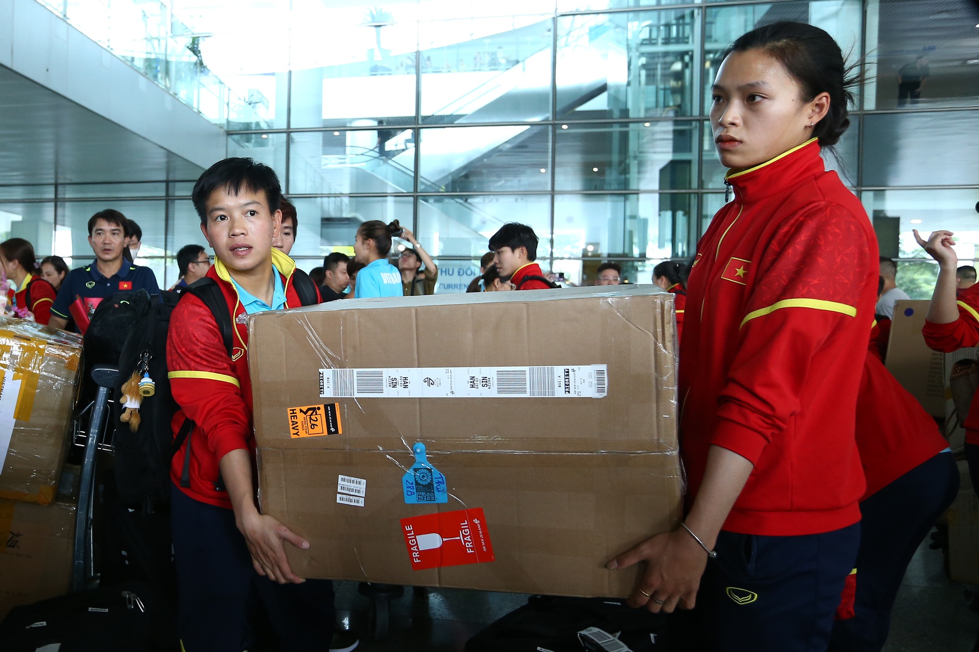 CĐV hô vang hai chữ &quot;Việt Nam&quot;khi đón tuyển nữ trở về sau hành trình World Cup 2023 - Ảnh 11.
