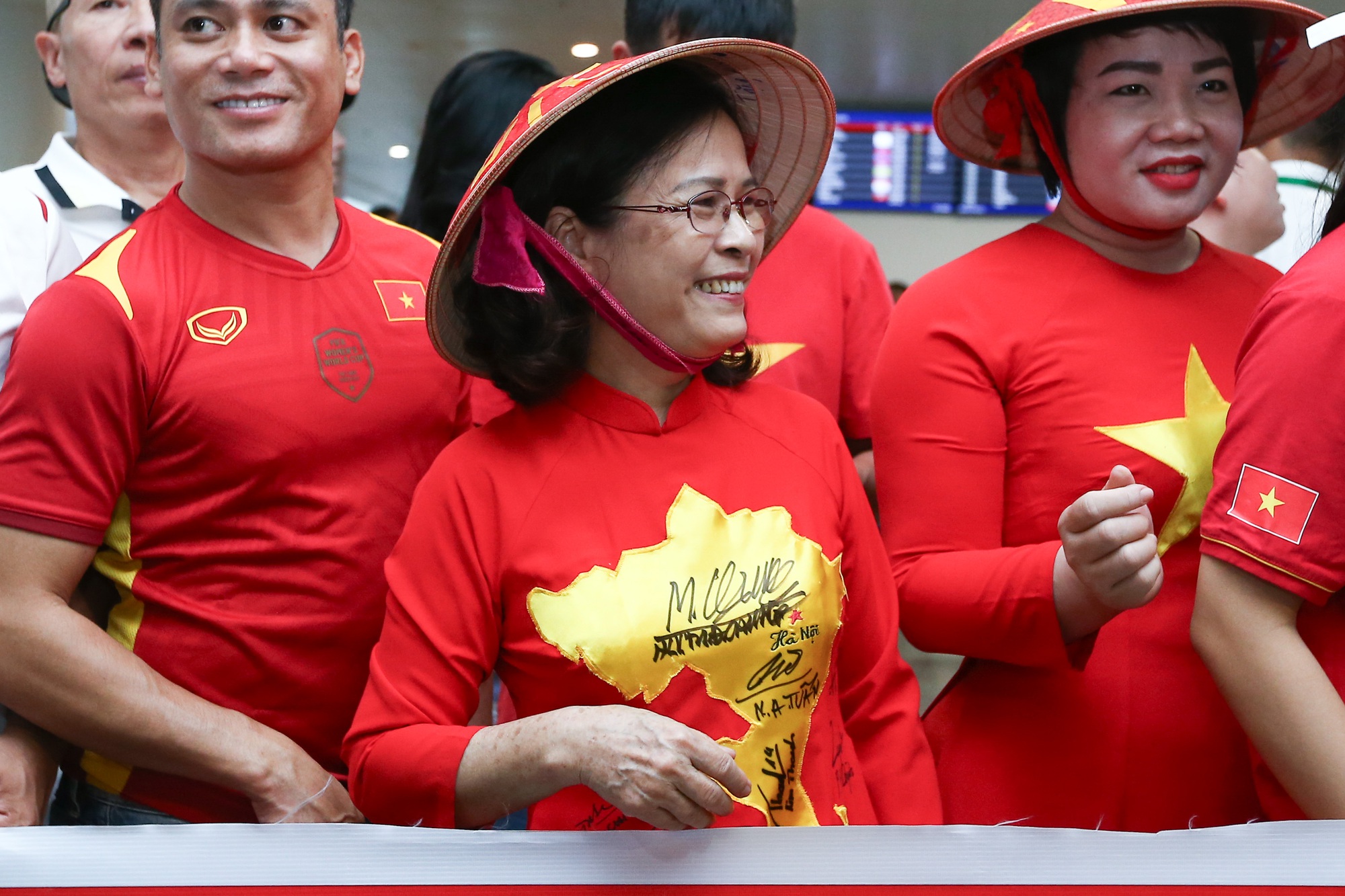 CĐV hô vang hai chữ &quot;Việt Nam&quot;khi đón tuyển nữ trở về sau hành trình World Cup 2023 - Ảnh 12.
