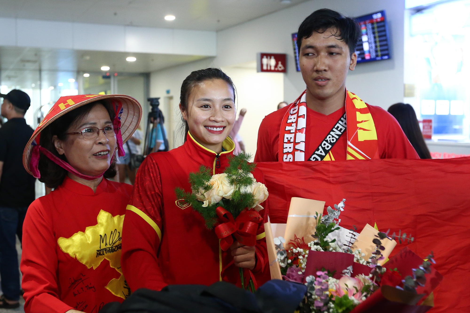 CĐV hô vang hai chữ &quot;Việt Nam&quot;khi đón tuyển nữ trở về sau hành trình World Cup 2023 - Ảnh 13.