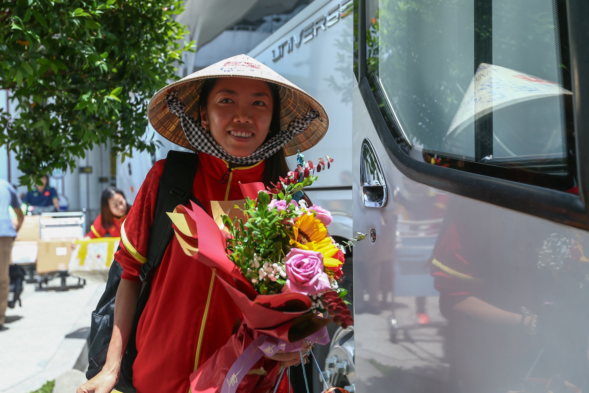 CĐV hô vang hai chữ &quot;Việt Nam&quot;khi đón tuyển nữ trở về sau hành trình World Cup 2023 - Ảnh 14.
