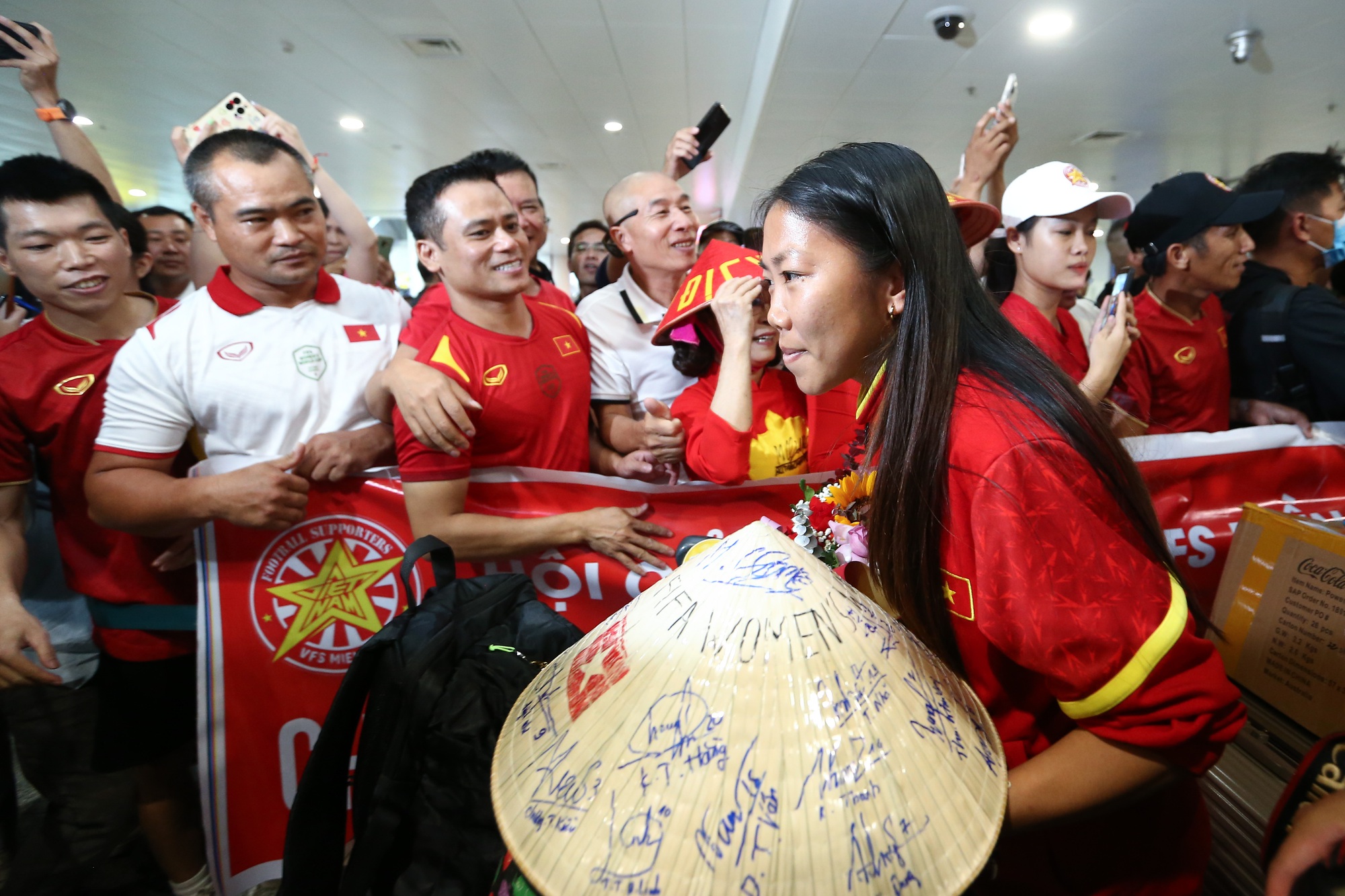 CĐV hô vang hai chữ &quot;Việt Nam&quot;khi đón tuyển nữ trở về sau hành trình World Cup 2023 - Ảnh 3.