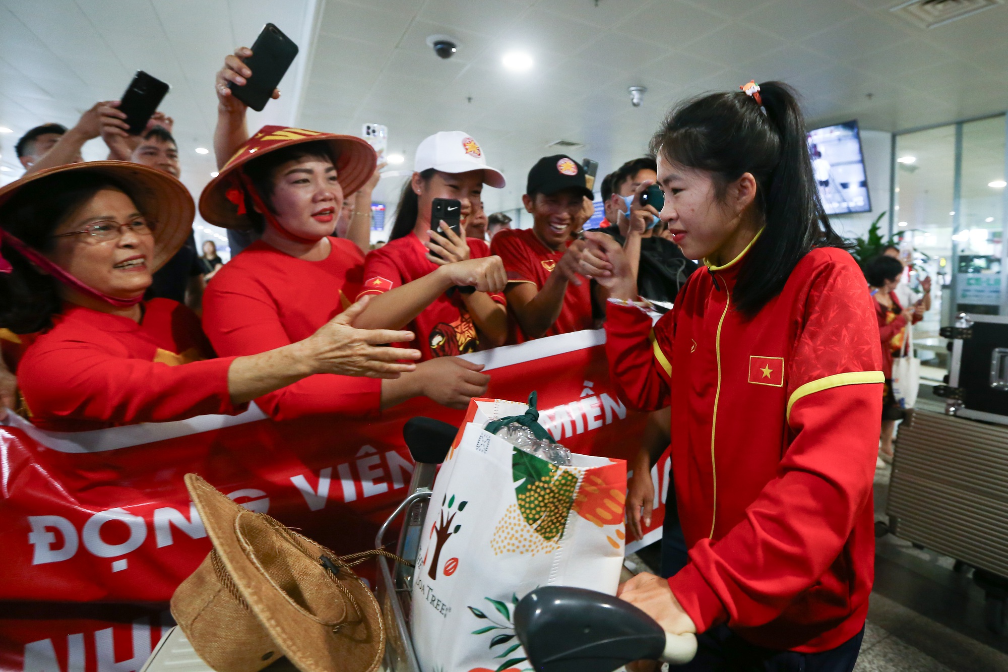 CĐV hô vang hai chữ &quot;Việt Nam&quot;khi đón tuyển nữ trở về sau hành trình World Cup 2023 - Ảnh 5.