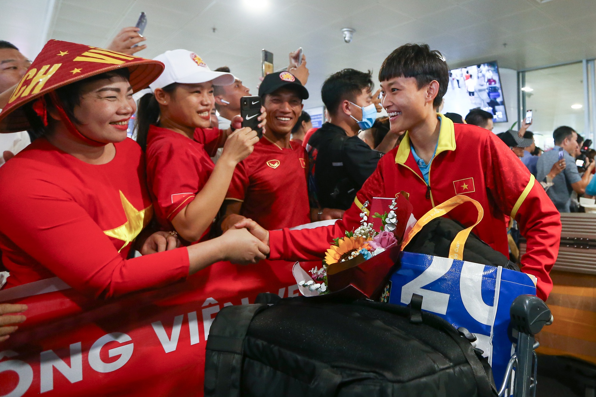 CĐV hô vang hai chữ &quot;Việt Nam&quot;khi đón tuyển nữ trở về sau hành trình World Cup 2023 - Ảnh 6.